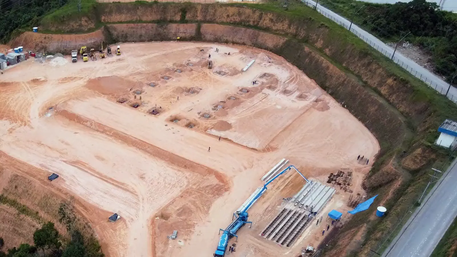 Centro de distribuição frigorificado em Manaus, da terraplenagem à estrutura montada e ao galpão pronto, visto de drone