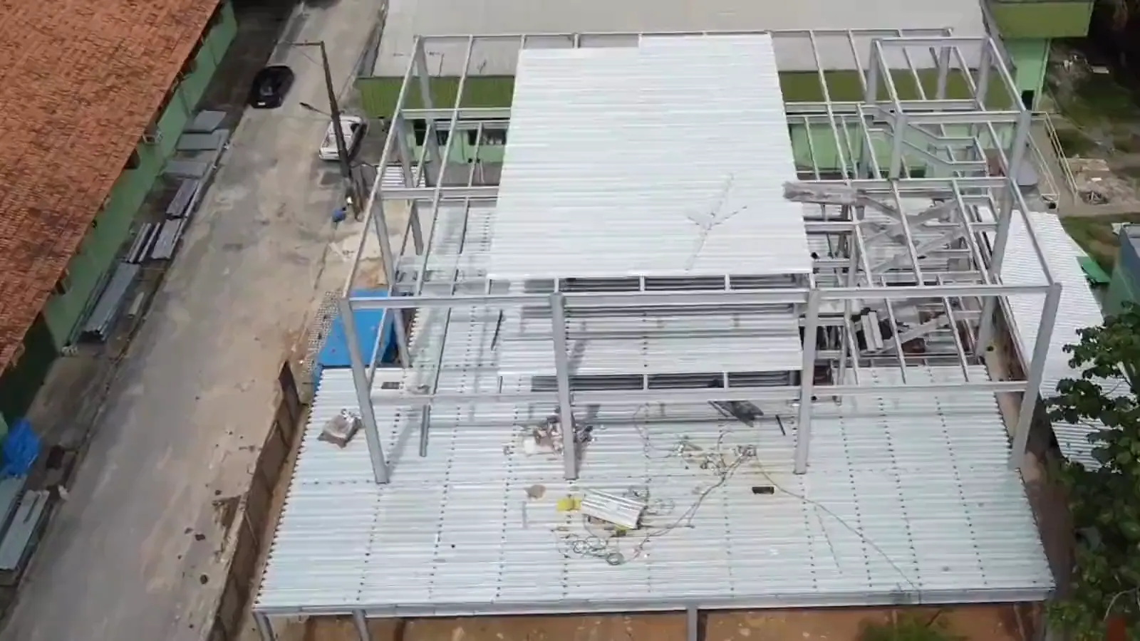 Prédio em estrutura metálica, da montagem à obra concluída, em Manaus