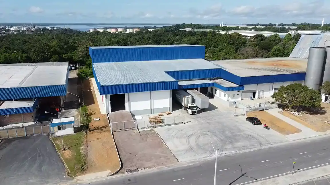 Vista aérea, de drone, da ampliação concluída, com a cobertura em azul e as docas de carga. Registro de obra da Platinum.