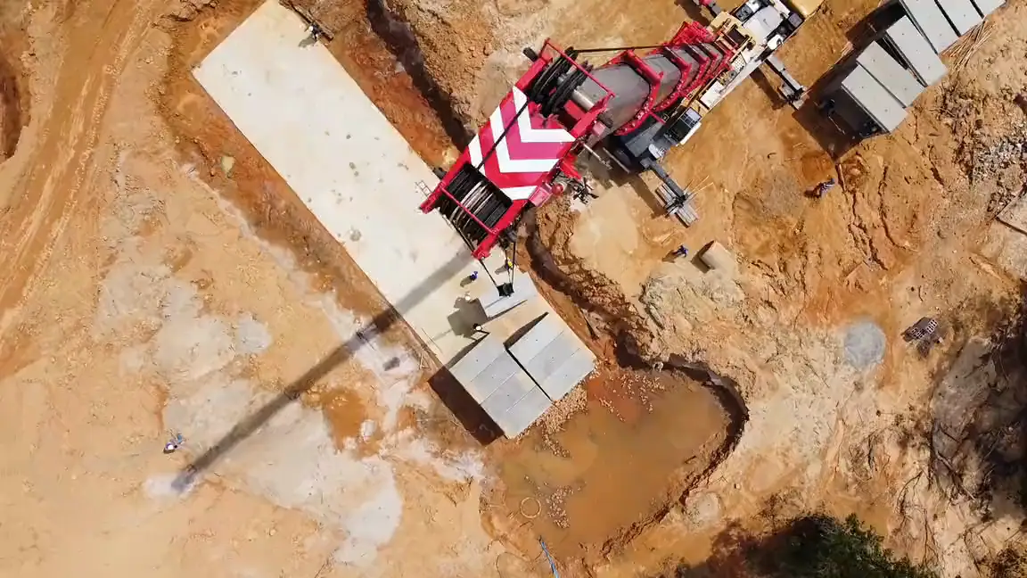 Montagem da ponte com guindaste, registro de obra da Platinum.